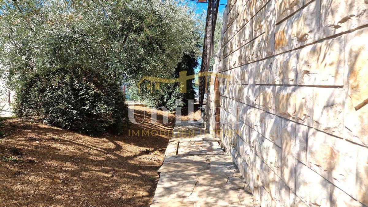 Casa indipendente con appartamento, cantina e garage con vista mare, Buje